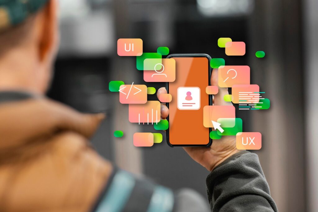 Elinde telefon tutan kişi ve arayüz ikonları
